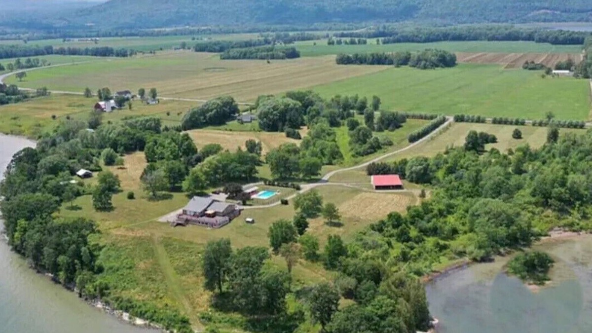 Moriah Center House | Lake Champlain Estate. 25 Acres, 1500 Feet Lakefront, Beautiful View.