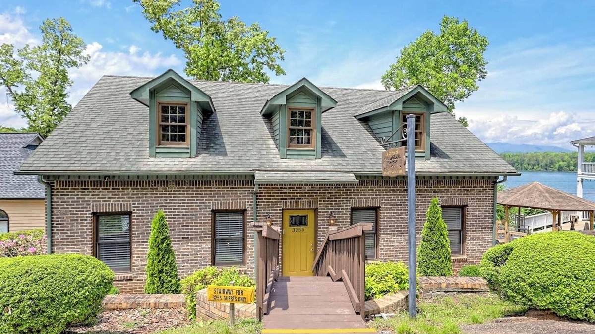 Hiawassee House | Lake Chatuge Bungalow - by Chatuge Home Concierge Lake and mountain view, fire pit, pet friendly