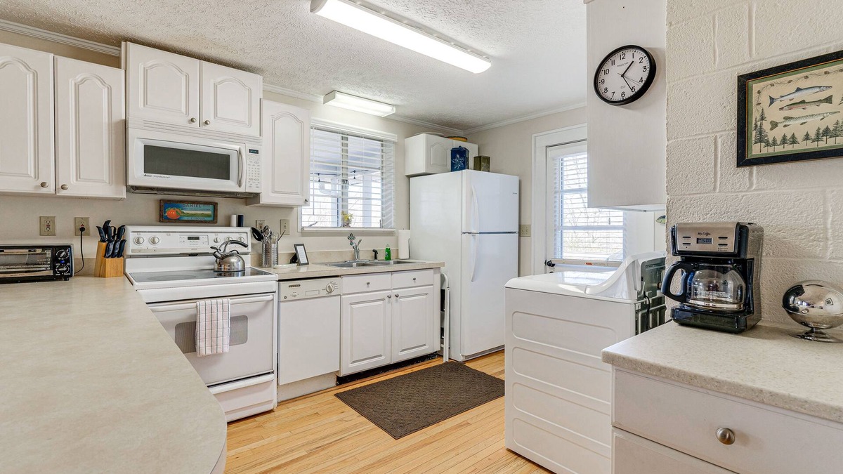 Hiawassee Cottage | Lake Chatuge Cottage w/Treetop Mountain Views!