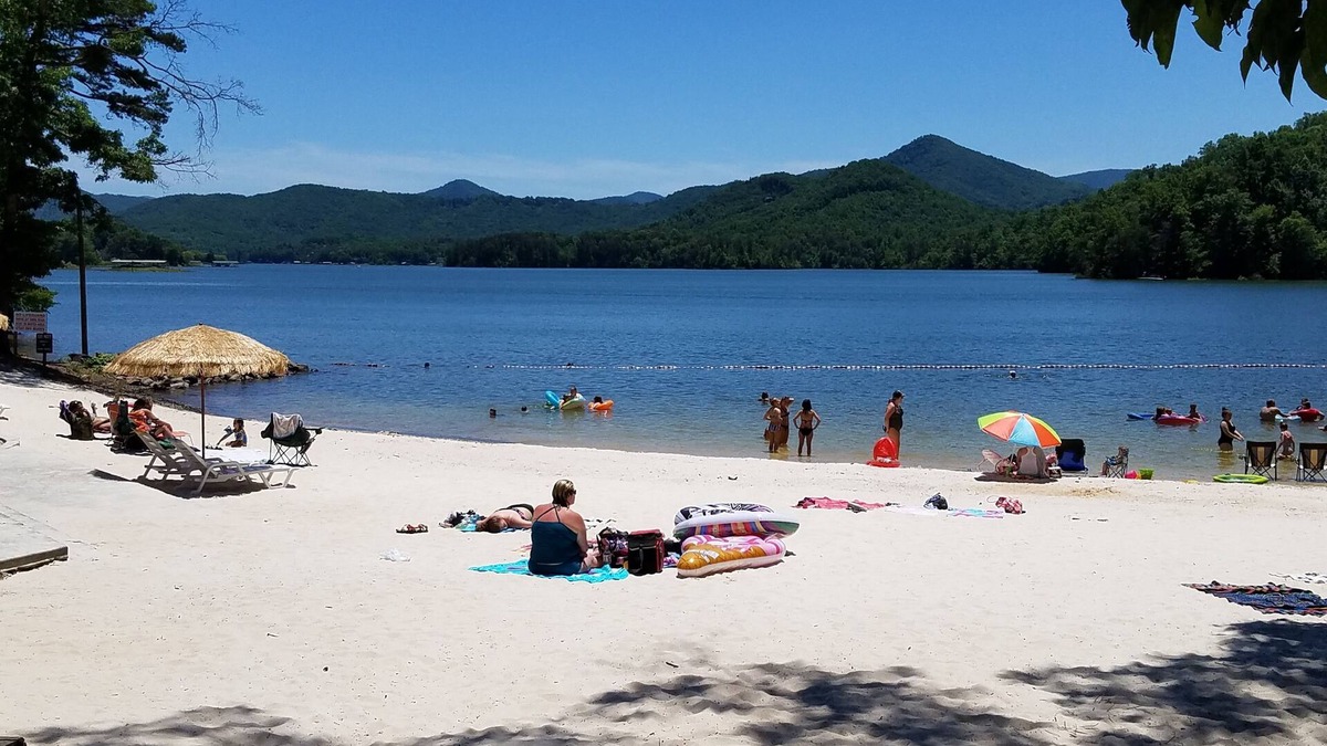 Hayesville Cottage | Lake Chatuge Country Cottages - Little Red - FREE WiFi, Parking & Prem Chnls