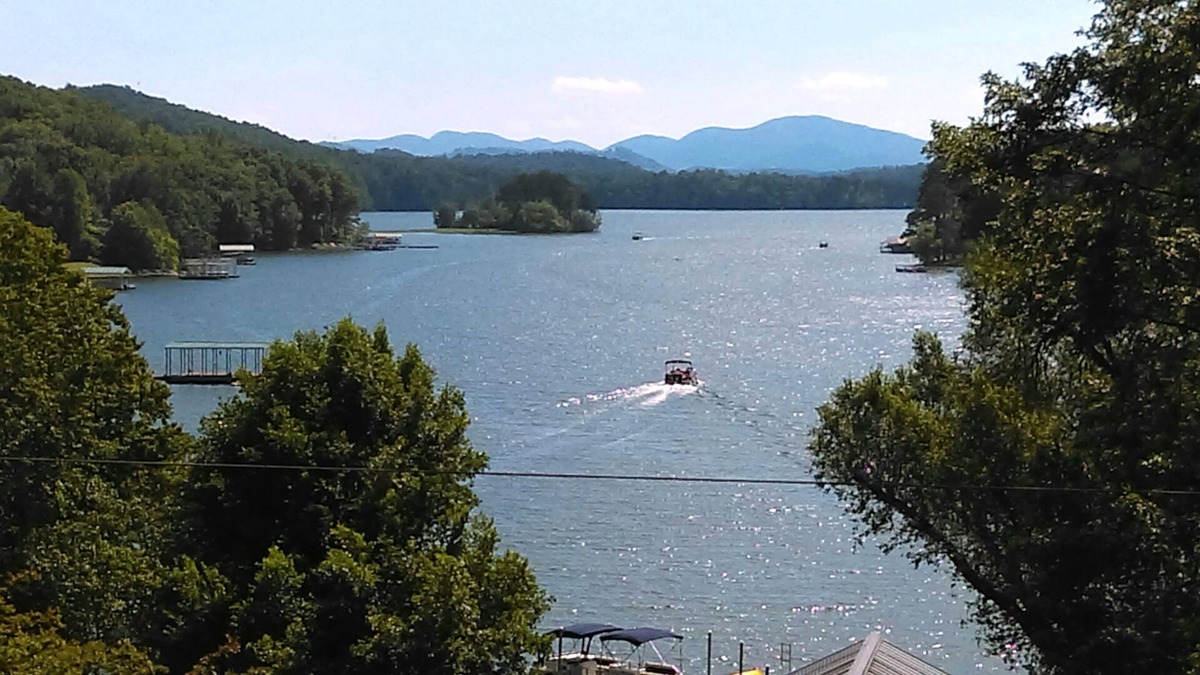 Hayesville Cottage | Lake Chatuge Country Cottages, 4 Vacation Rentals 17 Guests! Call for pricing.
