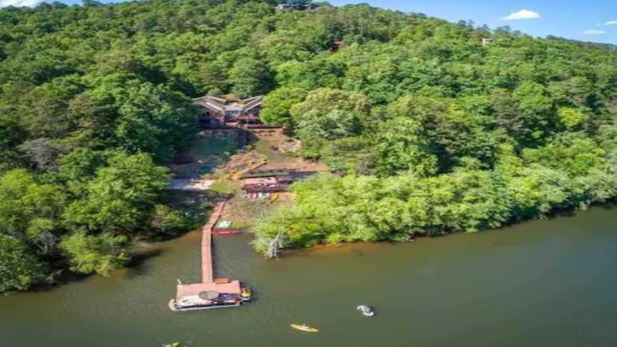 Hiawassee House | LAKE CHATUGE, Your own private resort, 9 Bdrm, Pickleball, Pool, Boat Rental