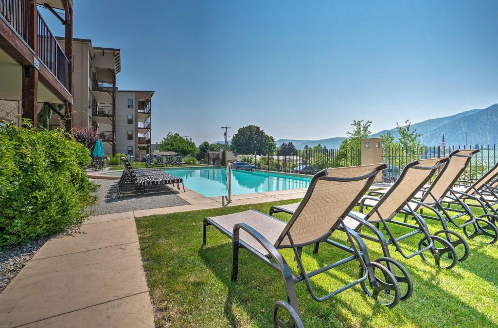 Manson Apartment | Lake Chelan Condo with Resort Pool and Hot Tub!