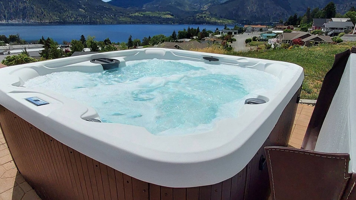 Manson House | Lake Chelan Getaway! Private hottub! Stargazing & an amazing Lake Chelan view!n