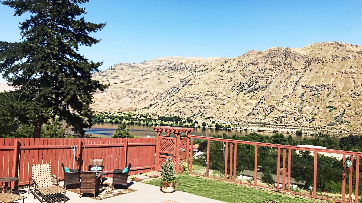 Chelan Falls House | Lake Chelan: Private Pool, Hot Tub, Stunning Views, 7 Mins to Chelan Sleeps 6