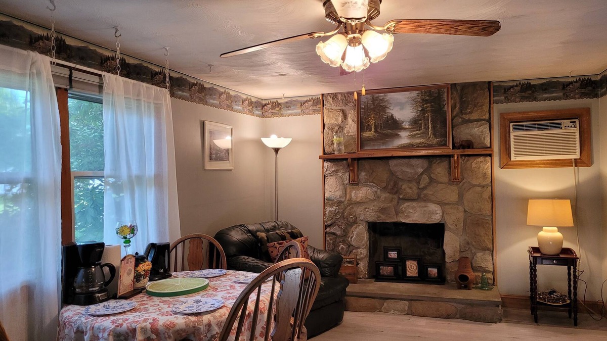 Melrose House | Lake Congamond Cozy Stylish Comfortable House