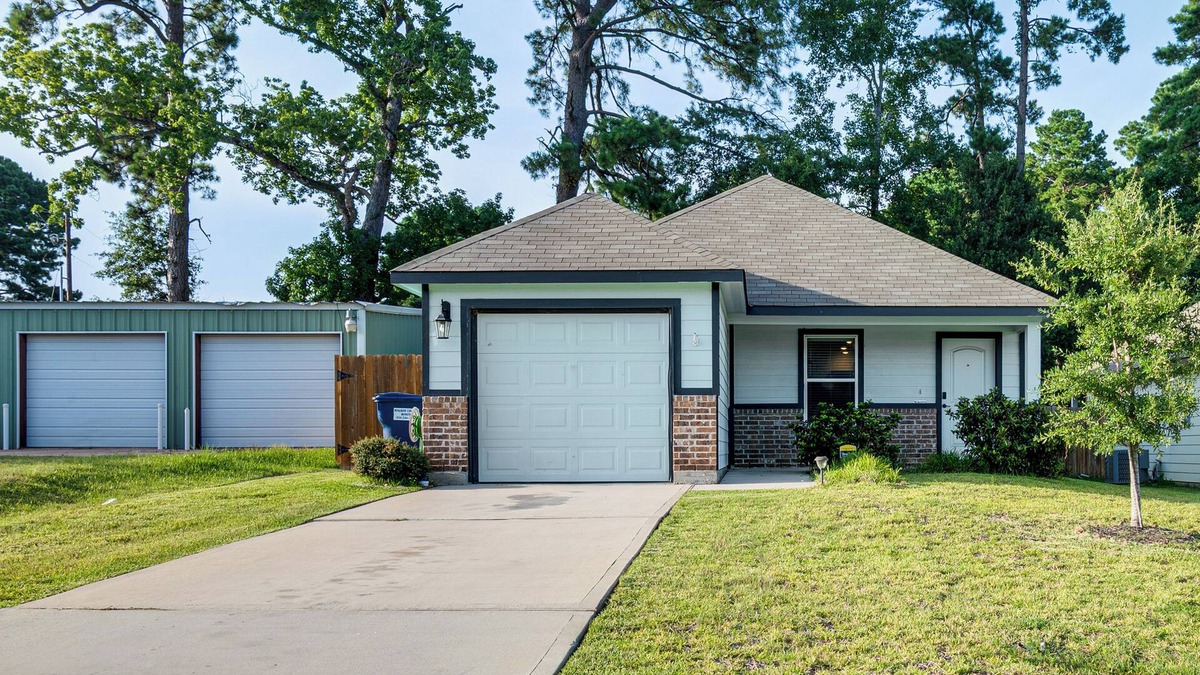 Willis House | Lake Conroe Home w/Yard: Half-Mi to Boating!