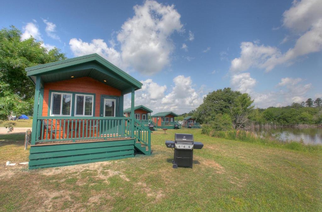 Willis Resort | Lake Conroe Queen Studio Cabin 5