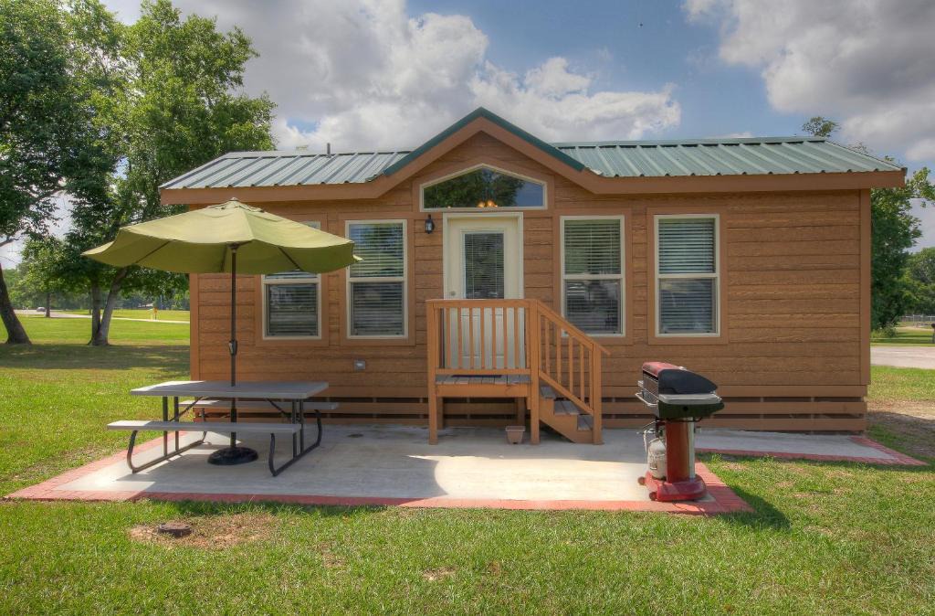 Willis Resort | Lake Conroe Two-Bedroom Cabin 13