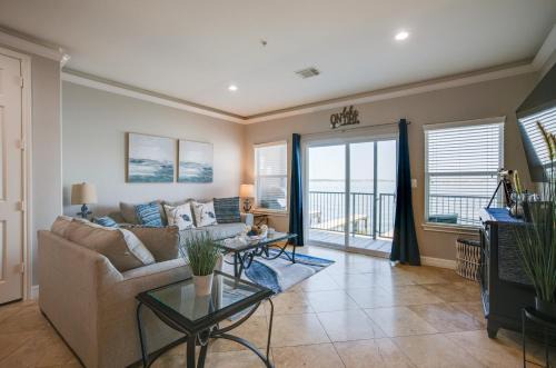 Seven Coves Apartment | Lake Conroe Waterfront Home Patio and Shared Pool!