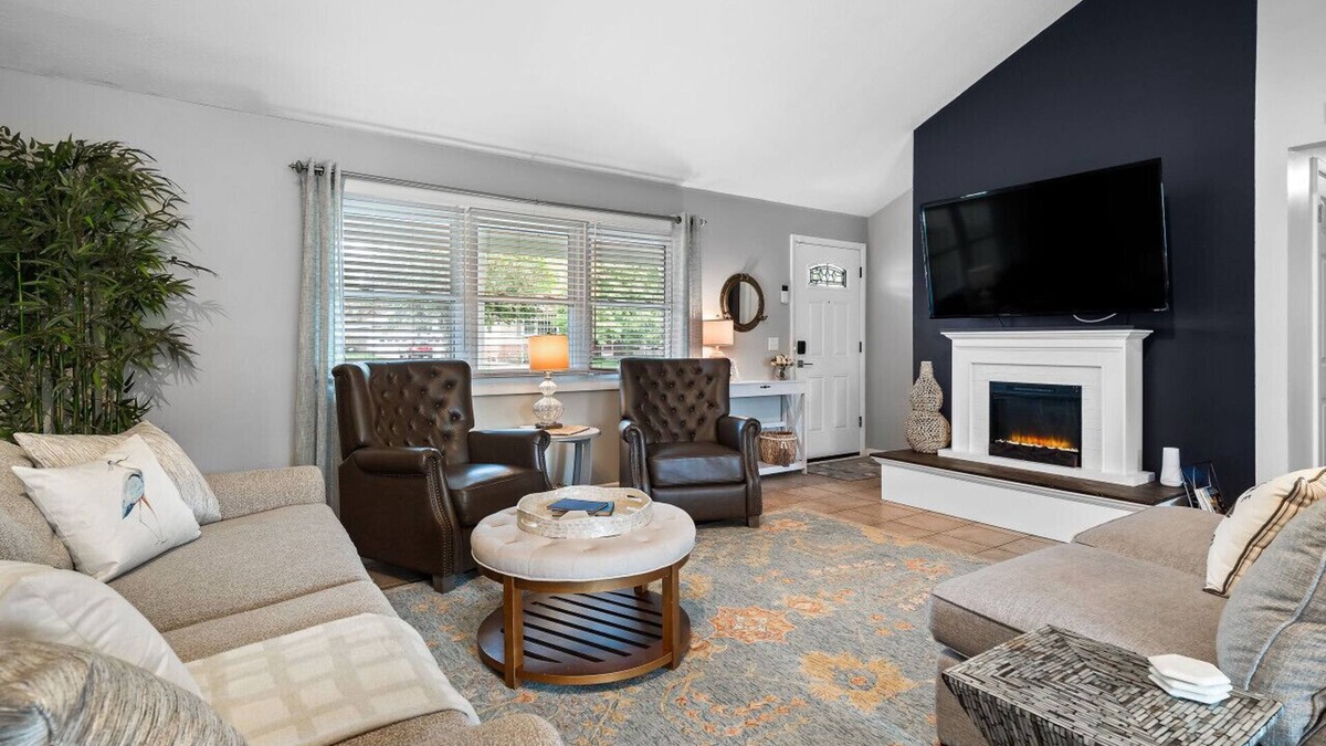 Avon Lake Apartment | Lake Cottage|Hot Tub|Game Room|Sleeps 7