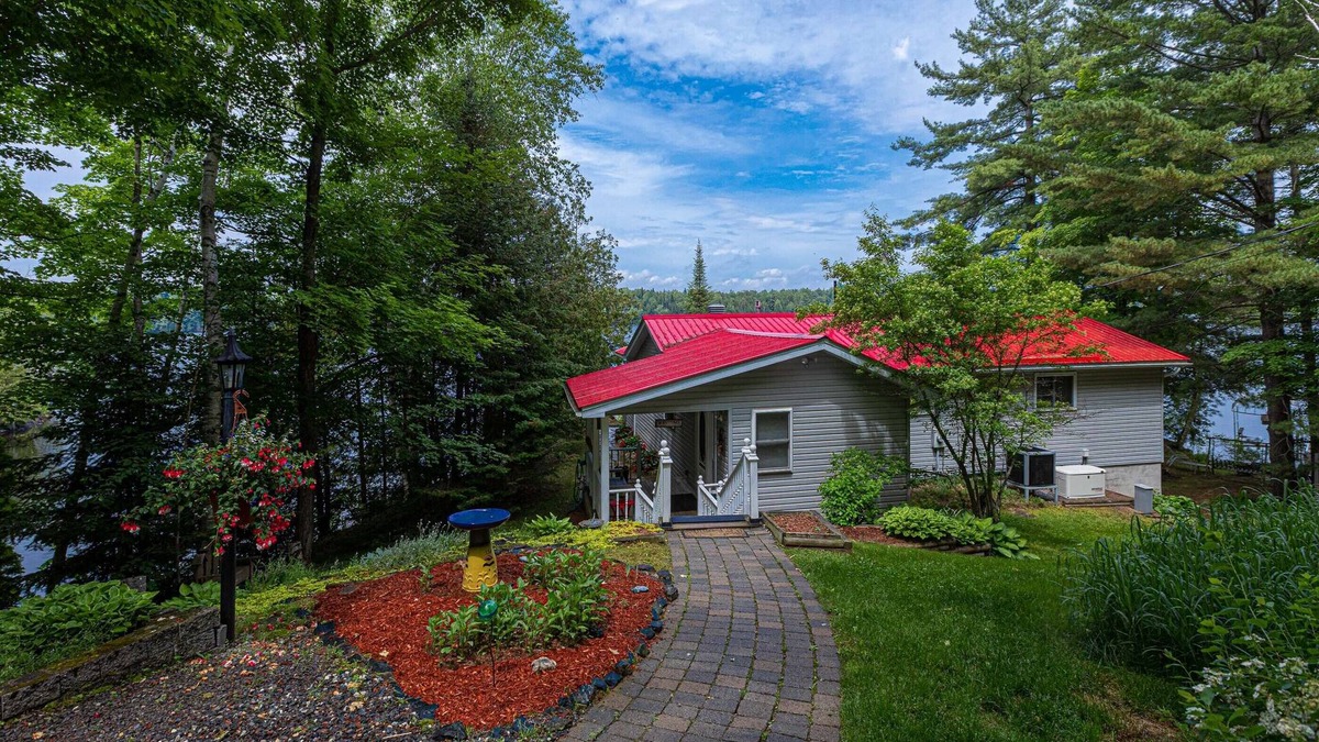 Central Frontenac House | Lake Cottage of your Dreams!