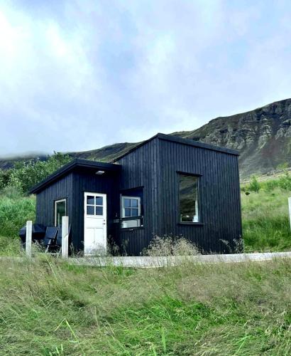 Hvalfjarðarsveit Apartment | Lake cottage with beautiful view