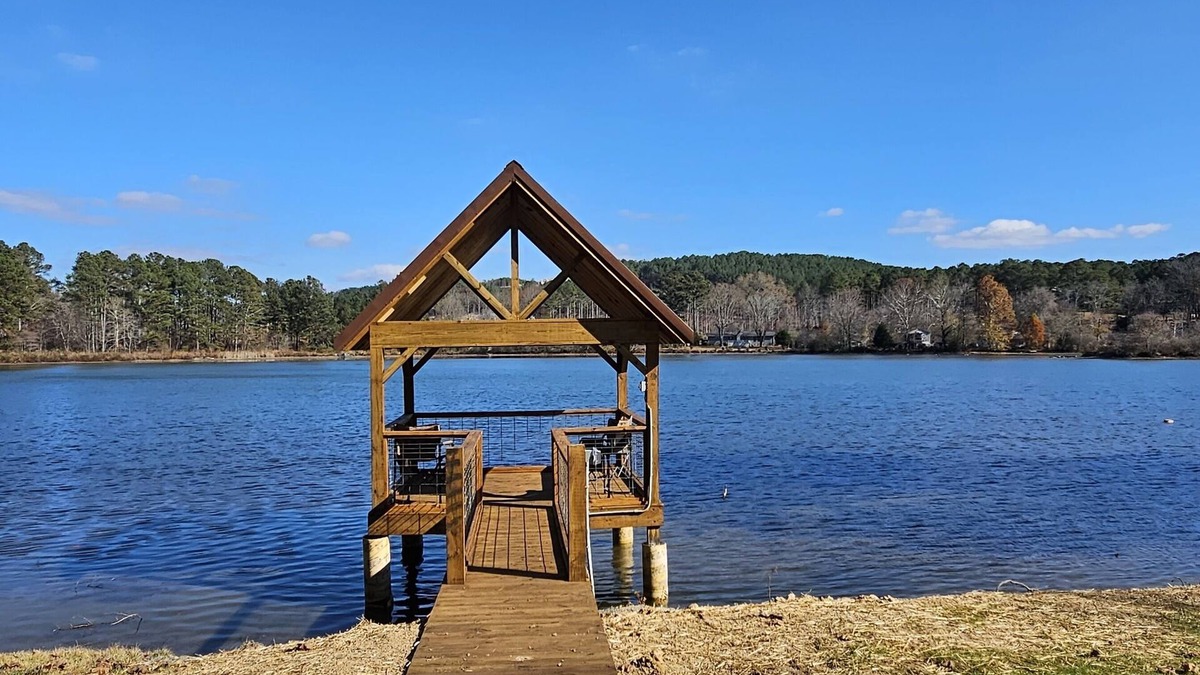 Tunnel Hill Cabin | Lake Cove! Located directly on a small community lake!