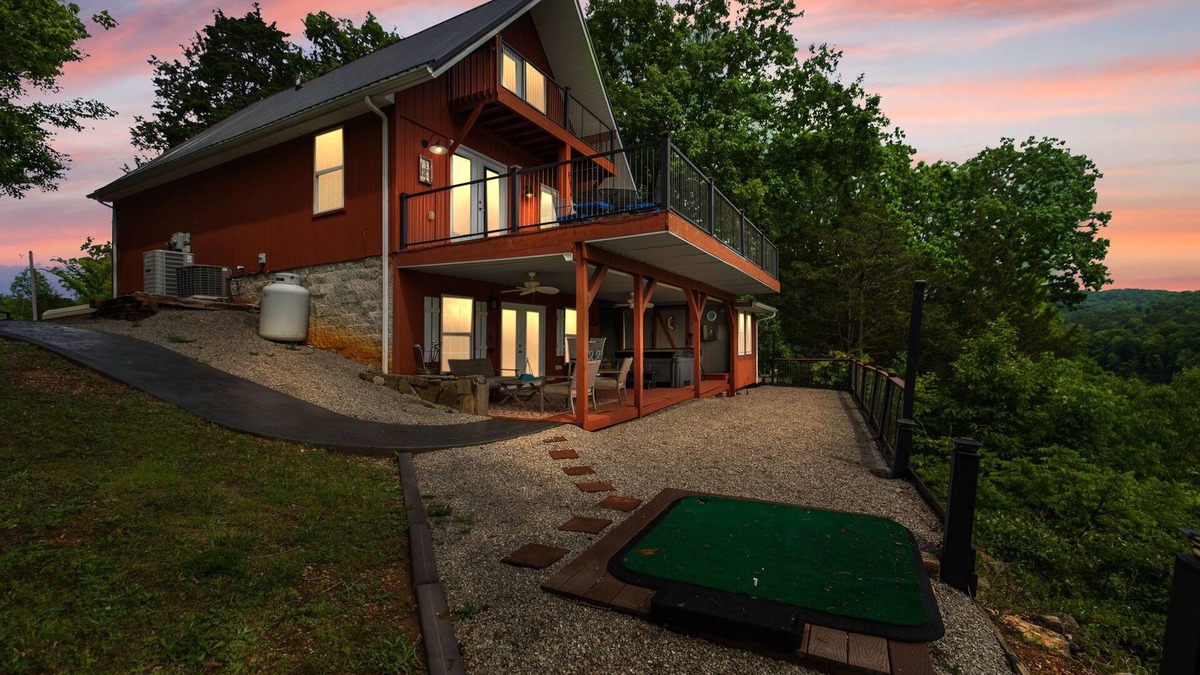 Sloans Valley Cabin | LAKE CUMBERLAND LUXURY~ LAKE VIEWS, HOT TUB, GOLF PAD, AND MORE. SLEEPS 12+