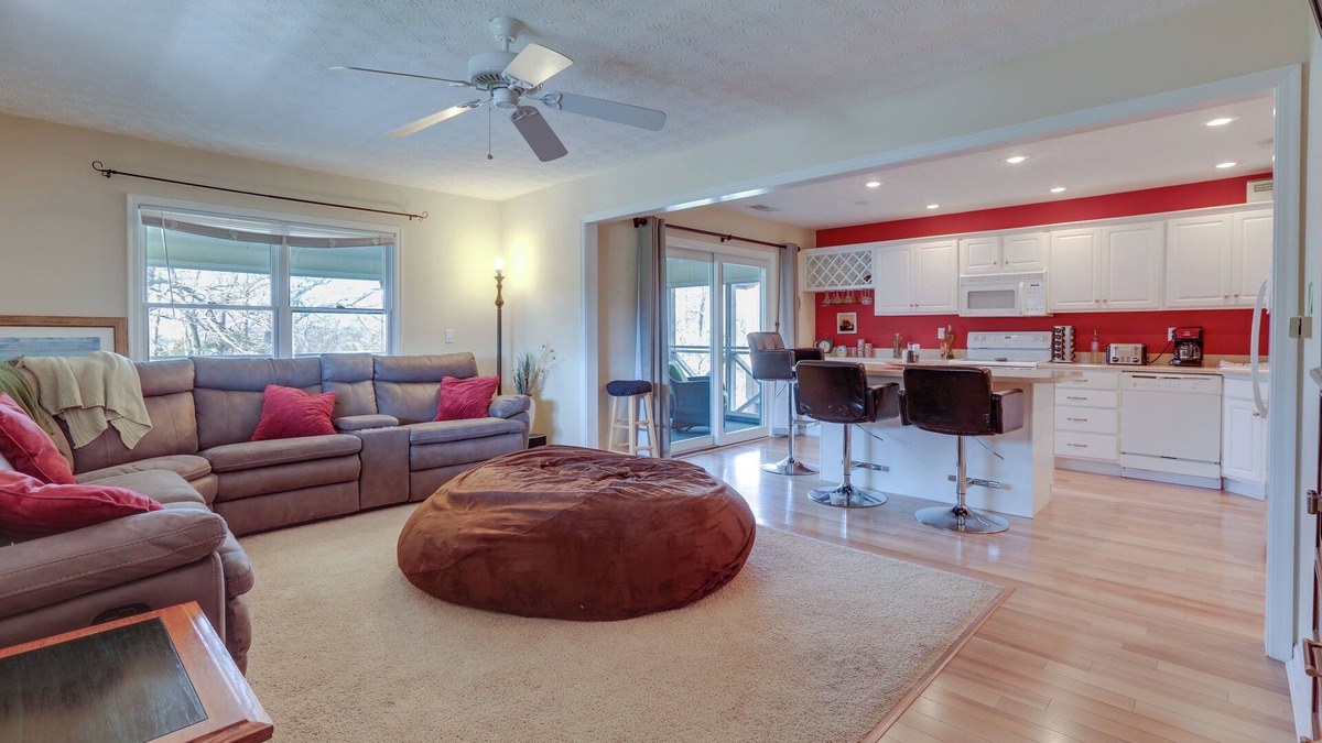 Bronston Condo | Lake Cumberland Resort Condo w/Direct Lake Access