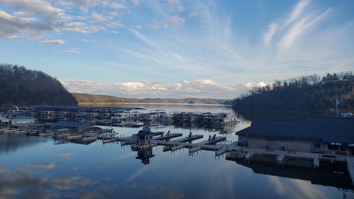 Jamestown Cottage | Lake Cumberland Retreat with Hot tub, just above Jamestown Marina