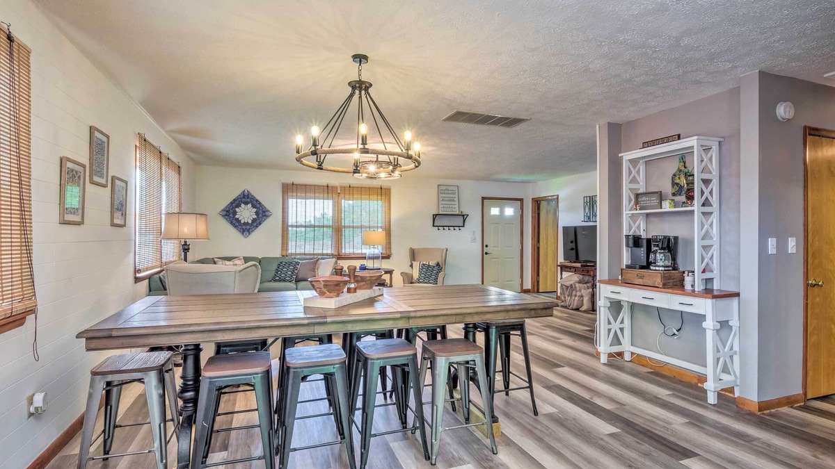 Russell Springs Cottage | Lake Cumberland Eclectic Retreat: Fire Pit + Views