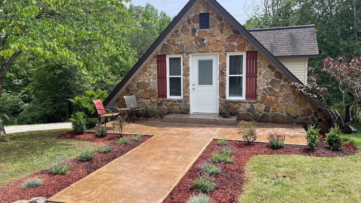 Monticello Ski Chalet | Lake Cumberland vacation home, overlooking private fishing pond