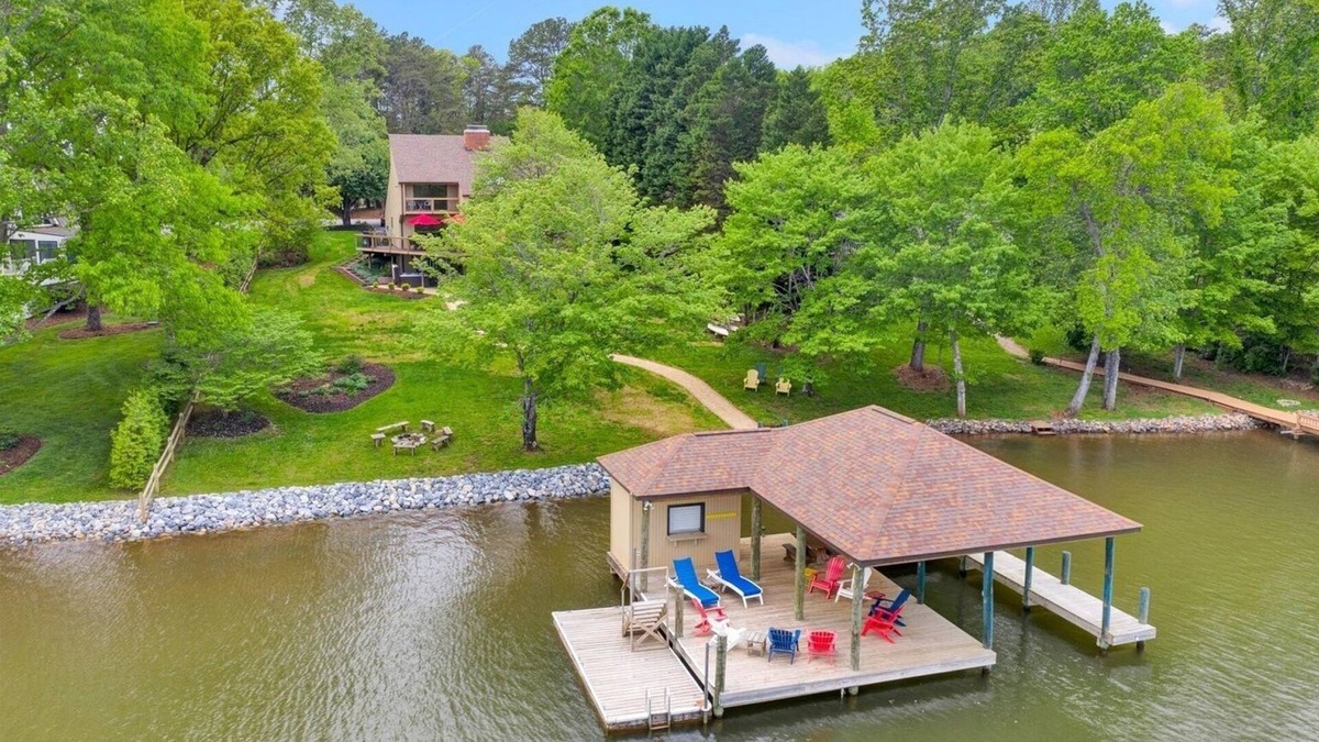Smith Mountain Lake House | LAKE Dancing Water! Sleeps 10, Private dock!