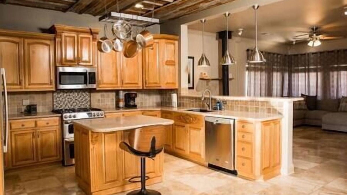 Holiday Island House | Lake Daze - Stylish Home -Walk to Marina
