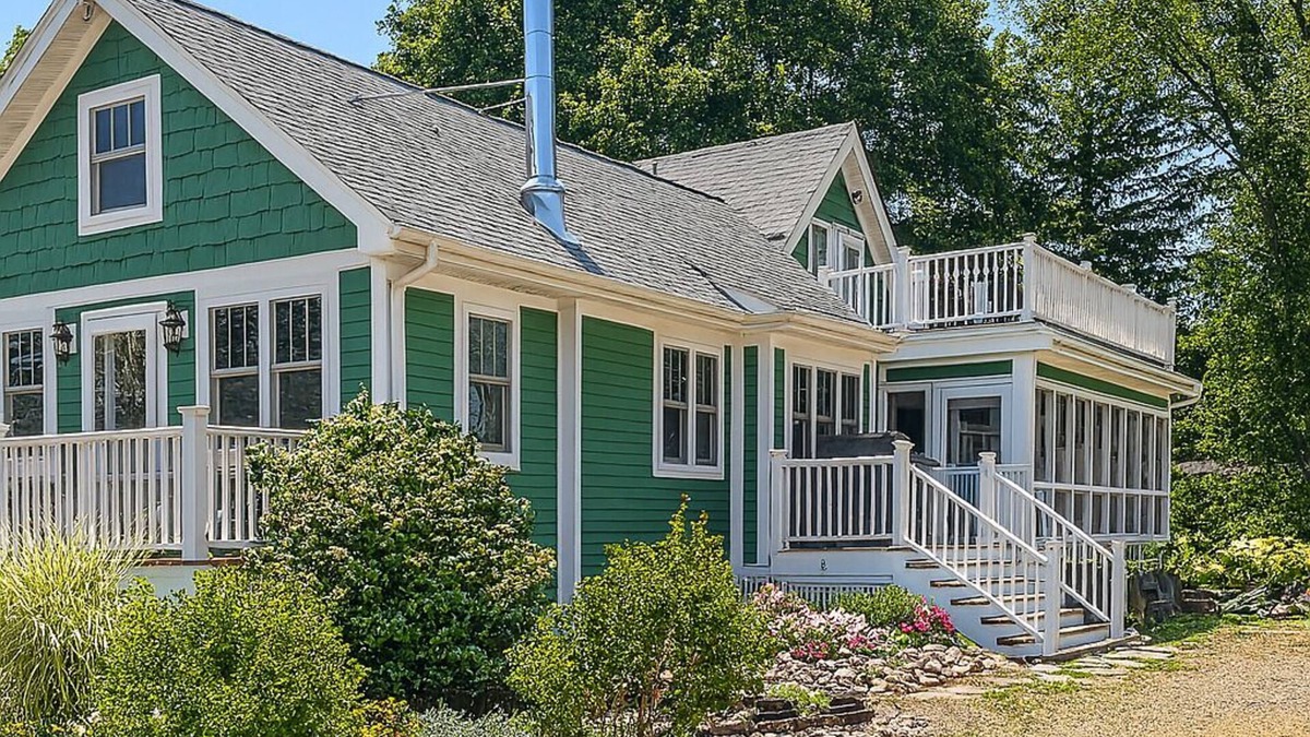 Delavan Lake Cottage | Lake Delavan Hideaway - Carl’s Cottage - Water View Bliss, Dock & Cozy Fireplace
