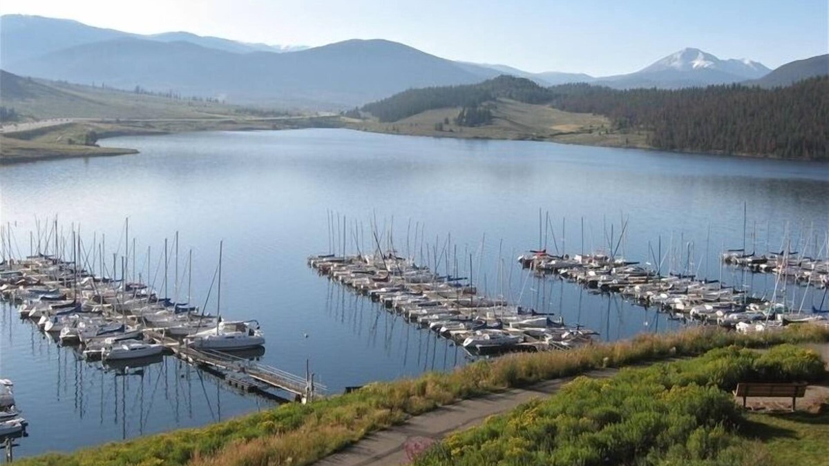 Dillon Condo | Lake Dillon Condominium with Beautiful Lake & Mountain Views