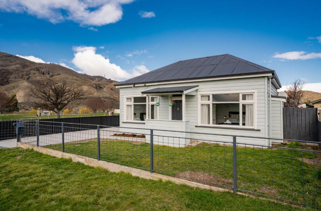 Lowburn House | Lake Dunstan Cottage - Cromwell Holiday Home