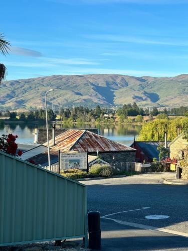 Lowburn Bed & Breakfast | Lake Dunstan Trailhouse