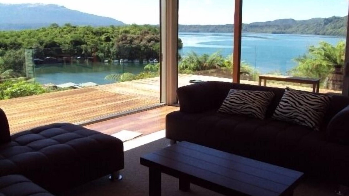Lake Tarawera House | LAKE EDGE, JETTY. large modern house spectacularVIEW. Sky TV