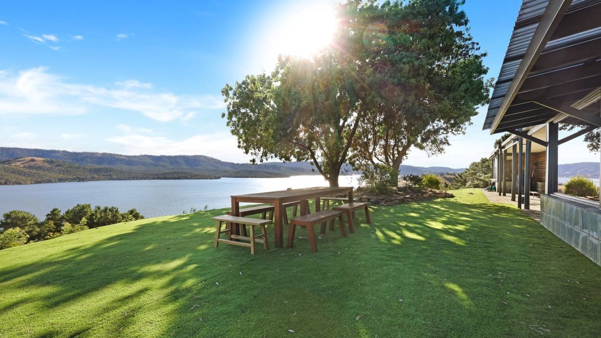 Mansfield House | Lake Eildon Retreat - Breathtaking Views - Sleeps 12