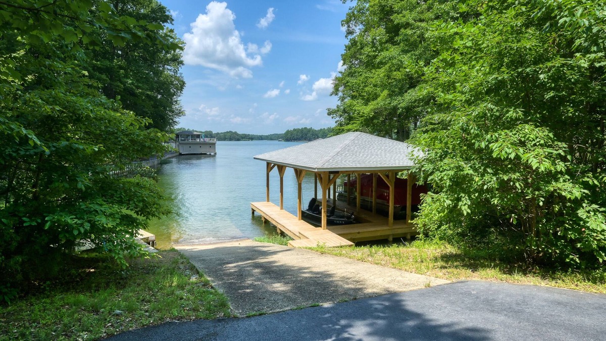 Livingston House | Lake, Entire House, 4BR, Hot Tub, New Fire Pit, Dog Friendly w/Fenced yard!