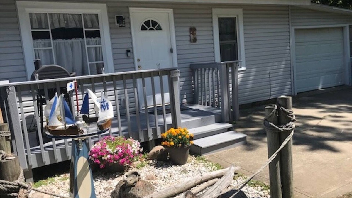 Ashtabula Cottage | Lake Erie Beachfront Cottage Near Geneva State Park Lodge
