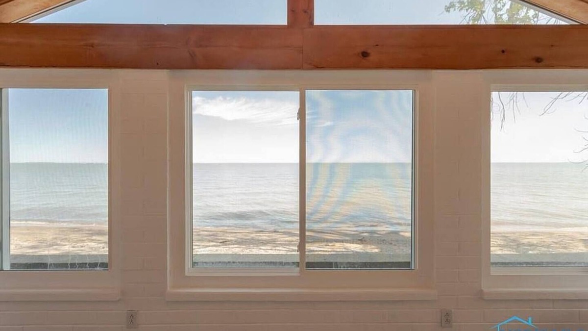 Oak Harbor House | Lake Erie Beachfront Cottage