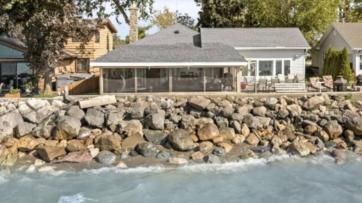 Amherstburg House | Lake Erie Escape: Hot Tub, Sauna & Big Creek Marsh Access– A Birder’s Paradise!