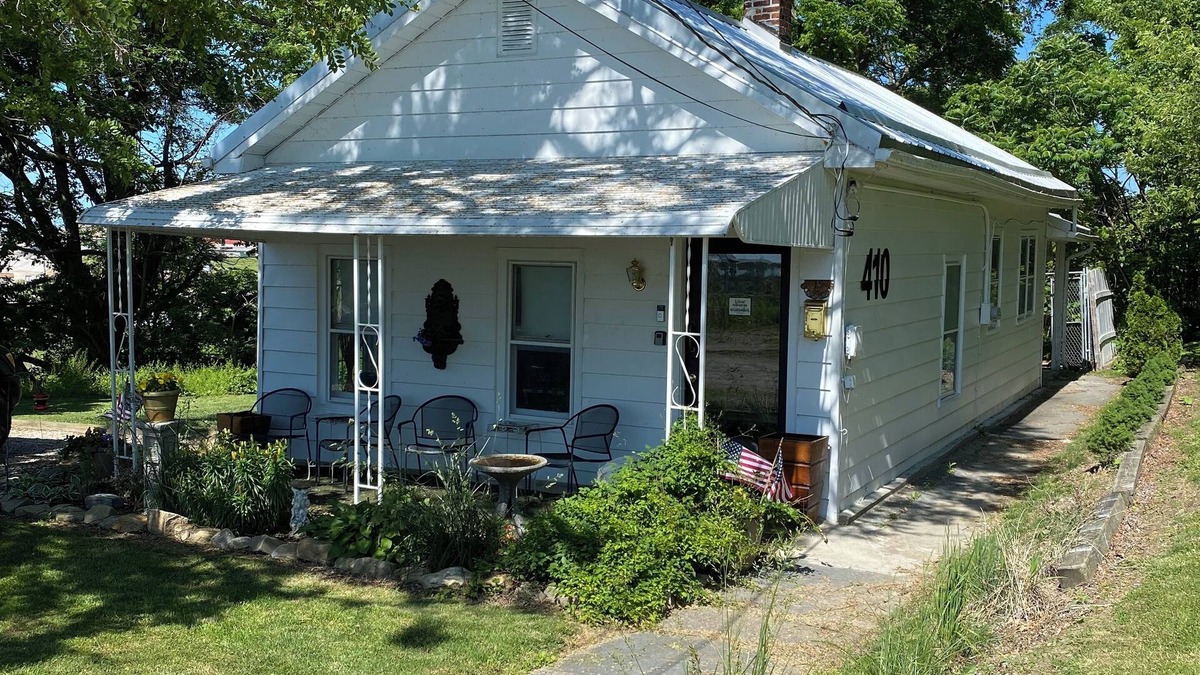 Ashtabula Cottage | Lake Erie lighthouse view renovated 1930’s fisherman’s cottage get away!