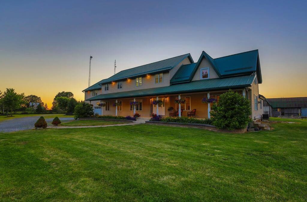 Hamilton House | Lake Erie Manor-7 BDRM Home