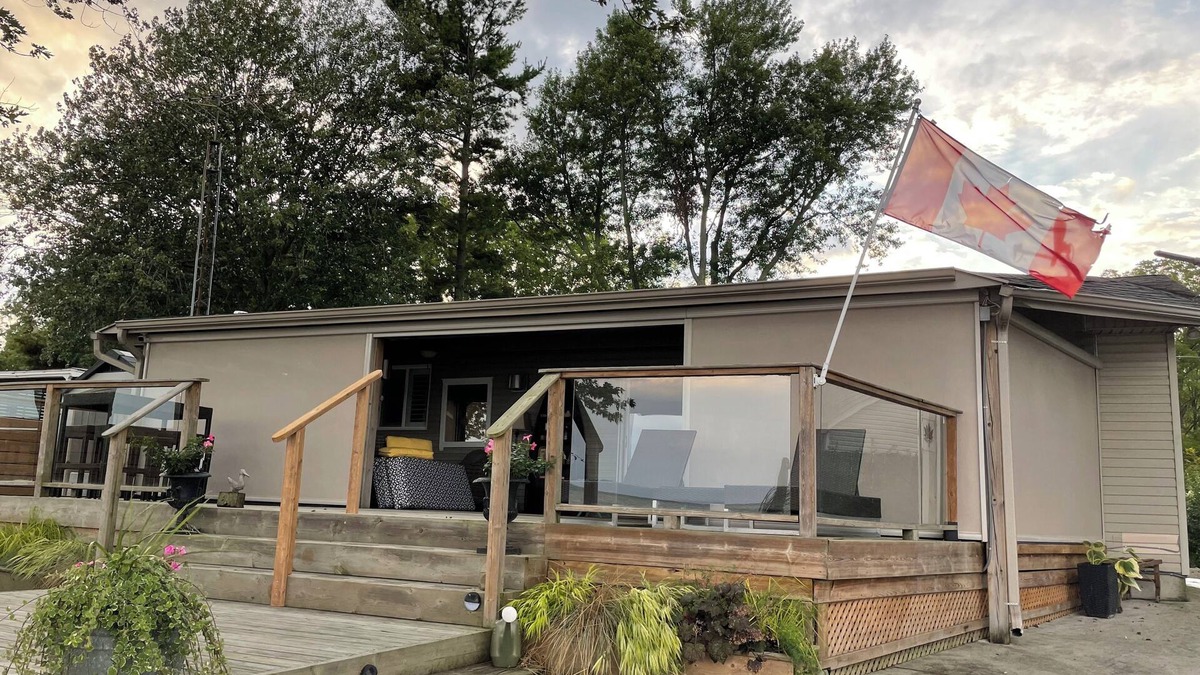 Hamilton Cottage | LAKE ERIE WATERFRONT COTTAGE. SLEEPS UP TO 7, JUST BRING YOUR BATHING SUIT.