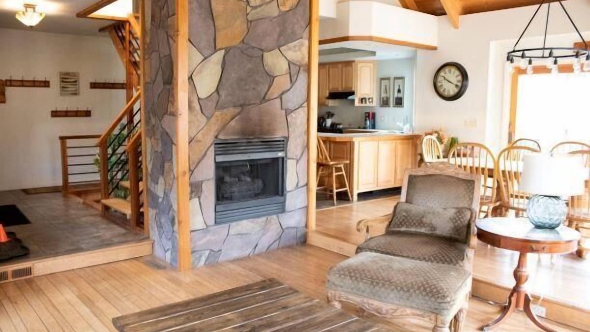 Alpine Lake House | Lake Escape located in Beautiful Alpine Lake Resort. Fireplace and whirlpool tub!