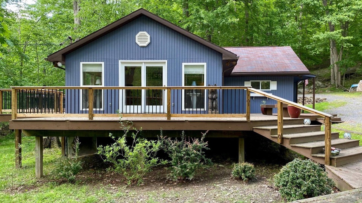 Grafton House | Lake Escape - Private Getaway near Tygart Lake State Park