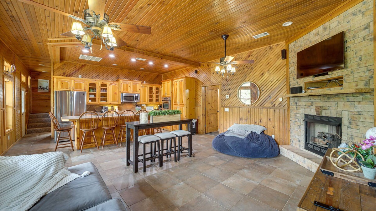 Hoyt Cabin | Lake Eufaula Cabin w/Hot Tub & Large Deck
