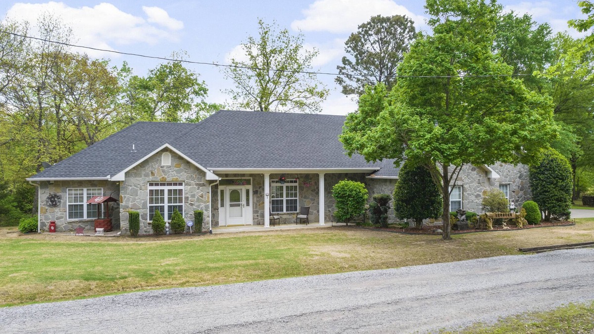 Longtown House | Lake Eufaula Lake Front with boat dock & boat ramp 300 yards away!