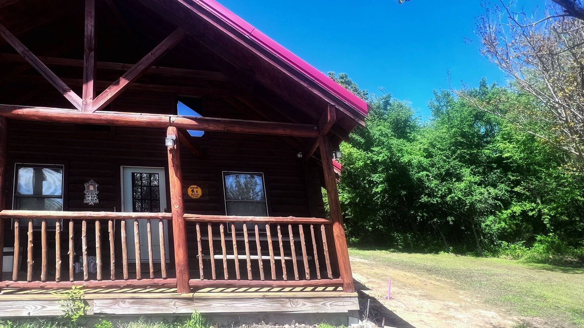 Checotah Cabin | Lake Eufaula Log Cabin with Hot Tub + WiFi