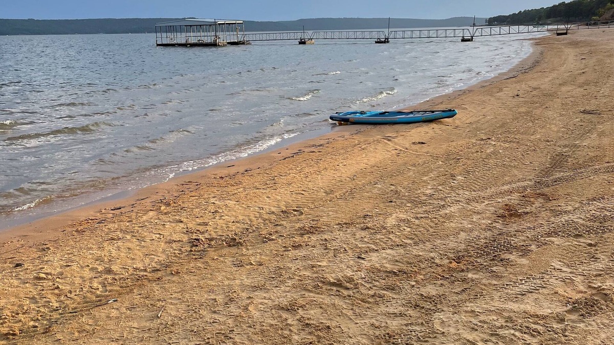 Hoyt House | Lake Eufaula, OK Lakefront house on the beach.nSleeps 8, 3 bedroom, 2 bath