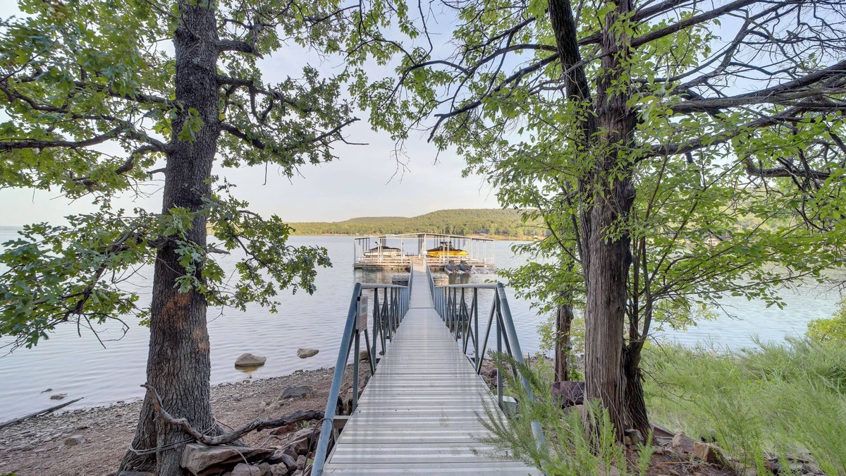 Hoyt Cabin | Lake Eufaula Retreat w/Boat Slip & Fireplace!