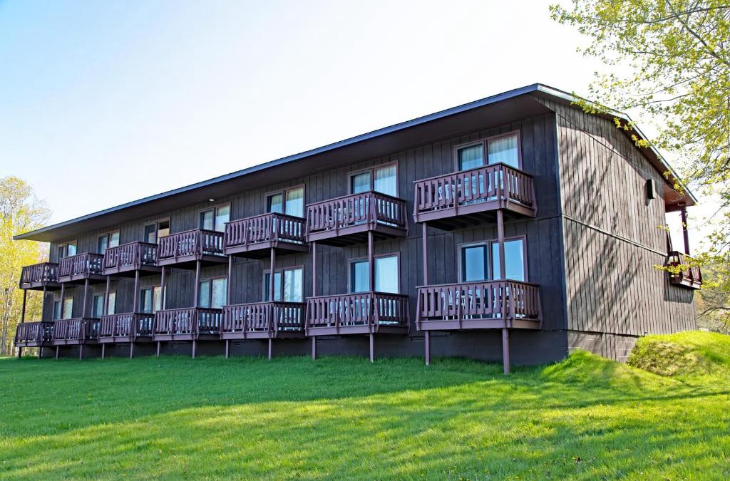 Copper Harbor Hotel | Lake Fanny Hooe Resort-2 Bed With Balcony #21 Hotel Room