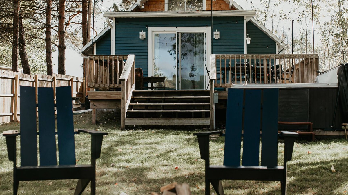 Six Lakes Cottage | Lake Forest Cottage - Dog Friendly w/Hot Tub, Firepit and Kayaks