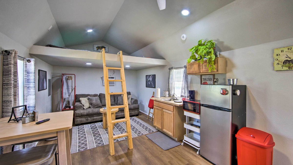 Alba Apartment | Lake Fork Tiny Home: Outdoor Dining & Grill!