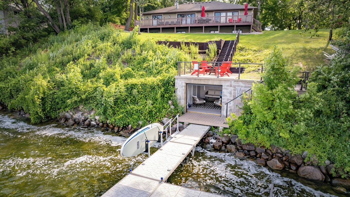 Alexandria House | Lake Front|1 Acre|Sunset Views|Remodeled|Sleeps12