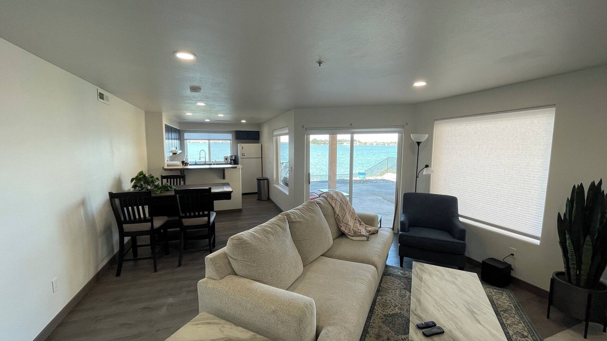 Moses Lake Condo | Lake Front 2-bedroom condo on beatiful Moses Lake with Private Hot Tub